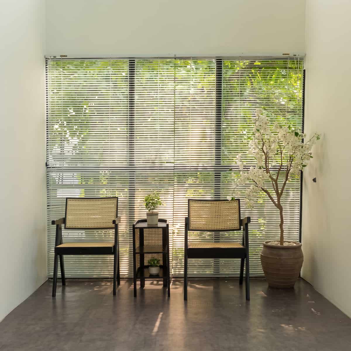 Room 2 - Cặp ghế mây mắt cáo đen retro
